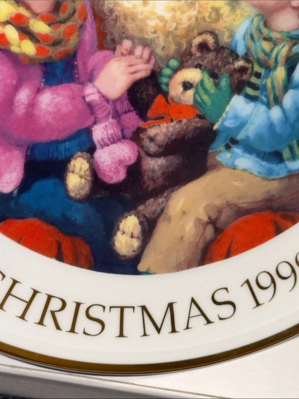 Avon 1999Fine Collectibles Christmas Decorative Plate - 22K Hold Rim.